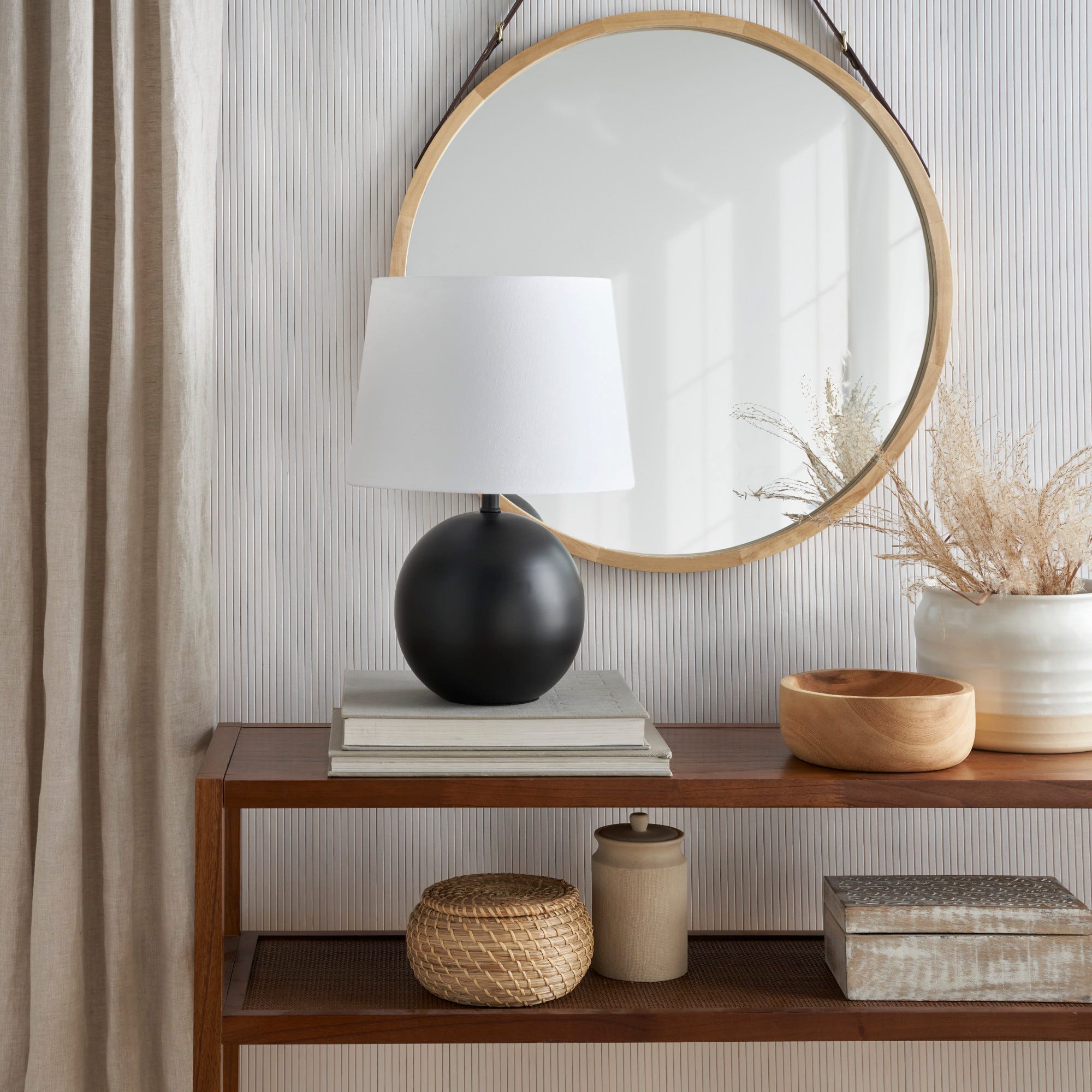 Modern black metal table lamp 2025