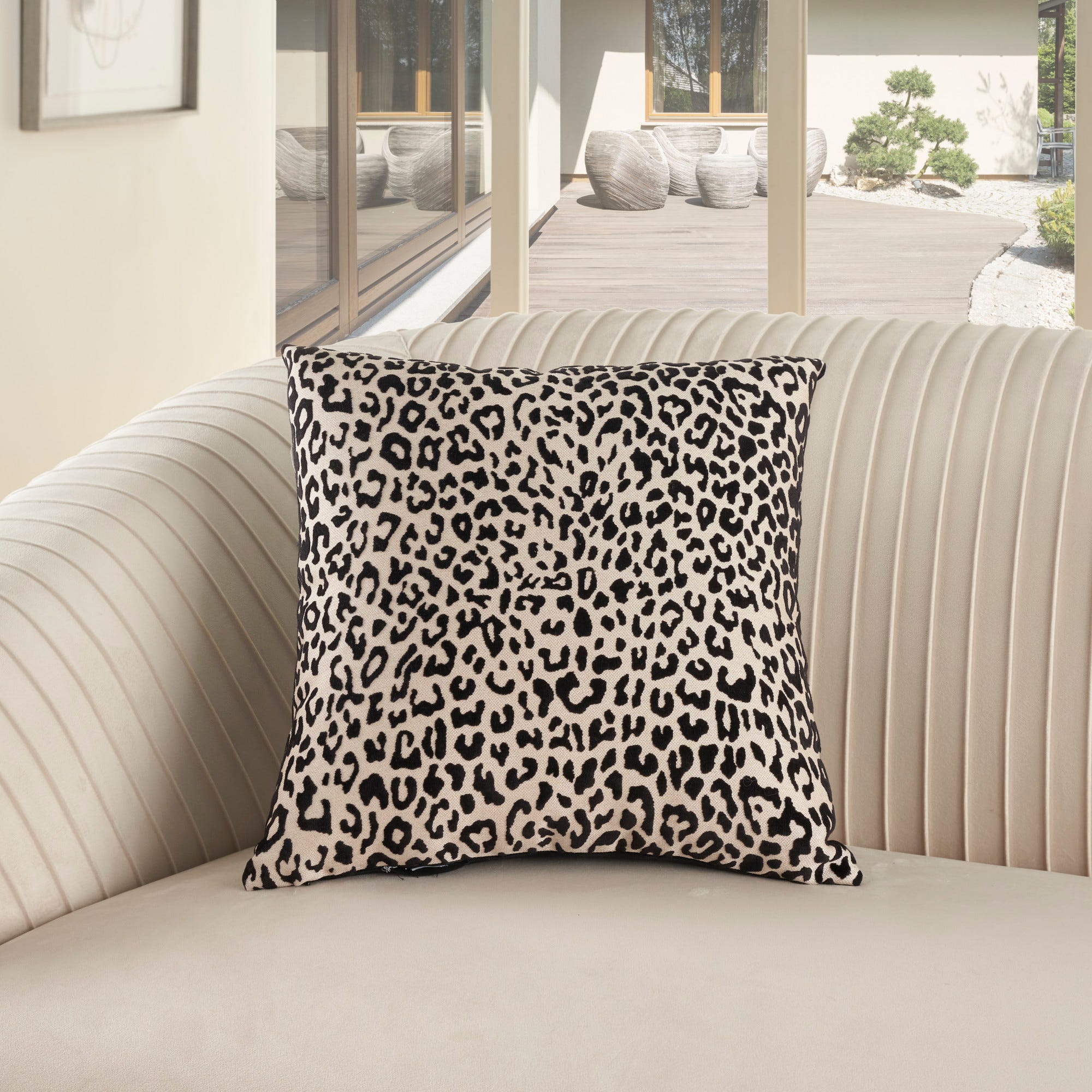 Velvet Cheetah Throw Pillow L3029 Black 18x18 Mina Victory